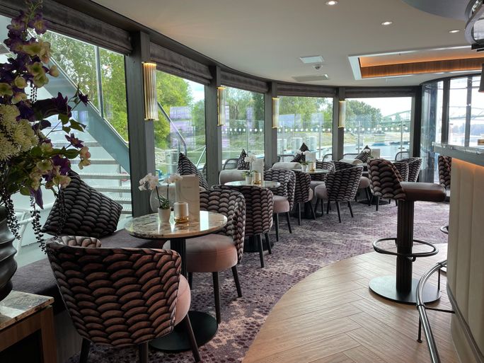 Additional lounge seating in the bar on Riviera Radiance Additional lounge seating in the bar on Riviera Radiance