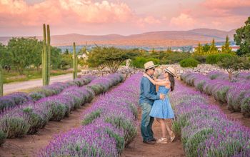 A happy couple enjoying Guanajuato's natural outdoor setting.