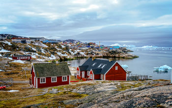 Traditional house in Greenland (Explora_2005 / iStock / Getty Images Plus)