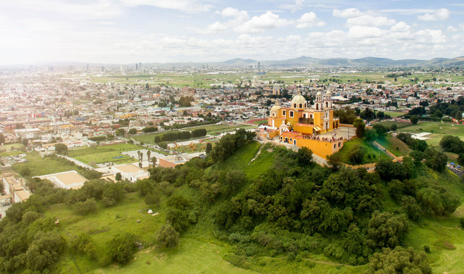 Desde lo alto del Santuario de la Virgen de los Remedios, el visitante domina la ciudad sagrada de Cholula. (Photo via:  iStock / Getty Images Plus /  Orbon Alija).