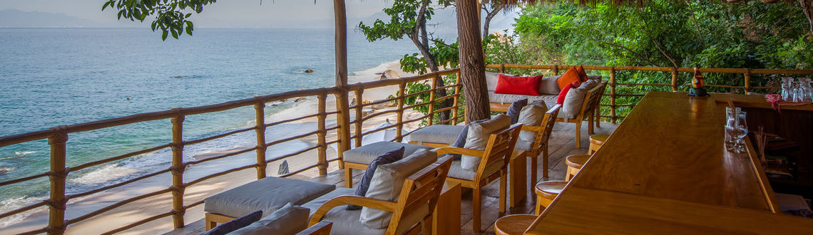 Xinalani Retreat Thatched roof bar above beach